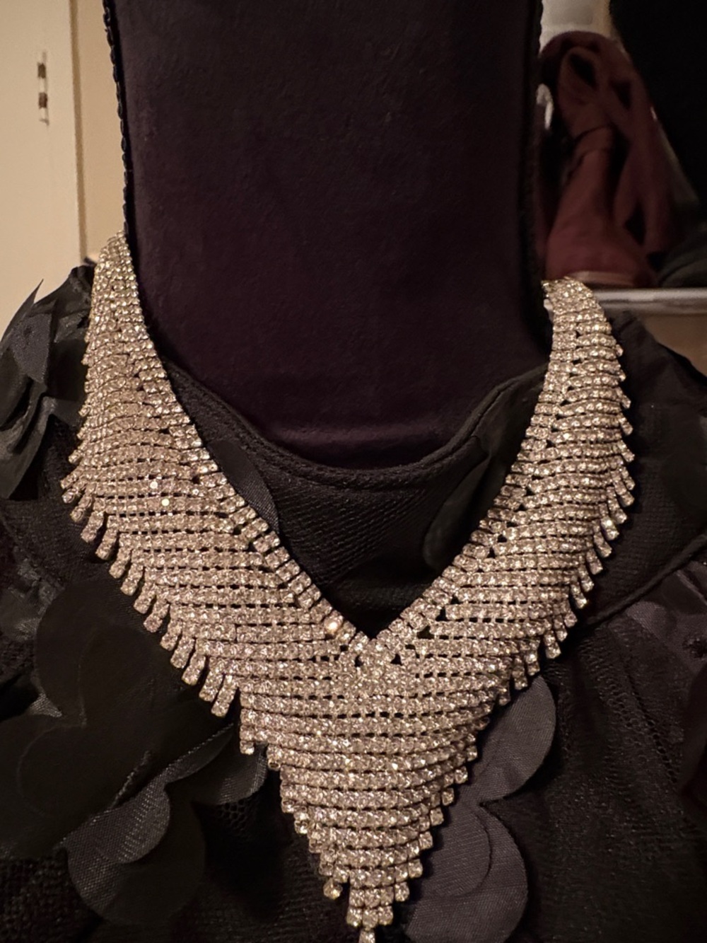 Elegant V-Shaped Crystal Collar Necklace in Silver